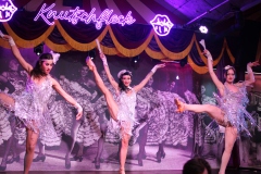 Beste-Idee-fuer-dein-Weihnachtsfeier-Dinner-Show-Bar-in-Berlin-Knutschfleck-Variete-Erlebnisrestaurant-Super-Club-am-Alexanderplatz-Fernsehturm-fuer-Gruppen