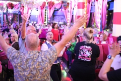 Beste-Idee-fuer-deine-ultimative-Girlsnight-Dinner-Show-Bar-in-Berlin-Knutschfleck-Variete-Erlebnisrestaurant-Super-Club-am-Alexanderplatz-Fernsehturm-fuer-Gruppen