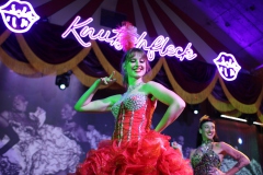 Beste-Idee-fuer-deine-ultimative-Girlsnight-Dinner-and-Show-Bar-in-Berlin-Knutschfleck-Variete-Erlebnisrestaurant-Super-Club-am-Alexanderplatz-Fernsehturm-fuer-Gruppen