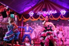 Beste-Idee-fuer-deine-ultimative-weihnachtsfeier-Dinner-Show-Bar-in-Berlin-Knutschfleck-Variete-Erlebnisrestaurant-Super-Club-am-Alexanderplatz-Fernsehturm-fuer-Gruppen