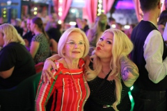 Beste-Idee-fuer-deinen-ultimativen-Event-Abend-Dinner-Show-Bar-in-Berlin-Knutschfleck-Variete-Erlebnisrestaurant-Super-Club-am-Alexanderplatz-Fernsehturm-fuer-Gruppen