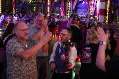 Idee-fuer-Eventlocation-mieten-in-Berlin-Dinner-Show-Bar-in-Berlin-Knutschfleck-Variete-Erlebnisrestaurant-Super-Club-am-Alexanderplatz-Fernsehturm-fuer-Gruppen