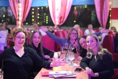 Idee-fuer-deinen-Maedelsabend-in-Berlin-Party-Bar-und-Erlebnisrestaurant-Knutschfleck-am-Alexanderplatz