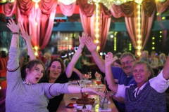 angesagte-Eventlocation-in-berlin-Dinner-Show-Bar-Knutschfleck-Variete-Erlebnisrestaurant-Super-Club-am-Alexanderplatz-Fernsehturm-fuer-Gruppen