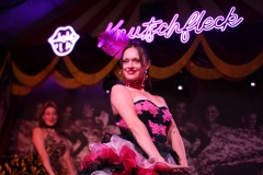 angesagte-Weihnachtsfeier-Idee-Erlebnis-Variete-Dinner-Show-Restaurant-Eventlocation-Bar-fuer-Gruppen-Knutschfleck-Berlin-direkt-Fernsehturm-Alexanderplatz-2026