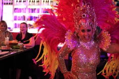 Beste-Idee-fuer-deinen-Geburtstag-in-Berlin-Variete-Show-Dinner-und-Party-Bar-Knutschfleck-Erlebnisrestaurant-Alexanderplatz-2026-000