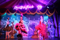 Beste-Idee-fuer-deinen-Jahrestag-in-Berlin-Variete-Show-Dinner-und-Party-Bar-Knutschfleck-Erlebnisrestaurant-Alexanderplatz-2026-000