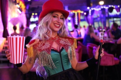 Beste-Idee-fuer-deinen-Junggesellenabschied-Berlin-Knutschfleck-Variete-Show-Party-Bar-Erlebnisrestaurant-Alexanderplatz-2026-000