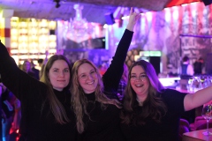 Beste-Idee-fuer-deinen-Junggesellenabschied-in-Berlin-Variete-Show-Dinner-und-Party-Bar-Knutschfleck-Erlebnisrestaurant-Alexanderplatz-2026-000