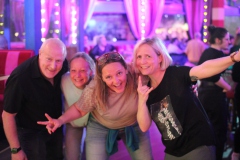 Beste-Teamevent-Idee-Cocktailkurs-und-Event-in-Berlin-Variete-Show-Dinner-und-Party-Bar-Knutschfleck-Erlebnisrestaurant-Alexanderplatz-2026-000