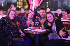 Bestes-Event-in-Berlin-Variete-Knutschfleck-Show-Dinner-und-Party-Bar-Erlebnisrestaurant-Alexanderplatz-2026-7