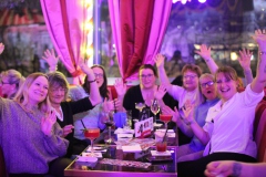 Angesagte-Idee-fuer-deinen-Abend-in-Berlin-Dinner-Show-Bar-Knutschfleck-Variete-Erlebnisrestaurant-Super-Club-am-Alexanderplatz-Fernsehturm-fuer-Gruppen