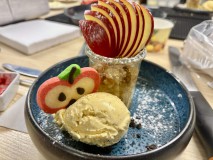 Apfel-Cramble-Knutschfleck-Eventlocation-Variete-Dinner-Show-und-Party-Bar-Erlebnis-Restaurant-Super-Club-Berlin-im-Fernsehturm-Alexanderplatz-1