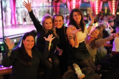 Beste-Idee-fuer-dein-Teamevent-Dinner-Show-Bar-in-Berlin-Knutschfleck-Variete-Erlebnisrestaurant-Super-Club-am-Alexanderplatz-Fernsehturm-fuer-Gruppen