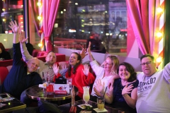 Beste-Idee-fuer-dein-Weihnachtsfeier-Dinner-Show-Bar-in-Berlin-Knutschfleck-Variete-Erlebnisrestaurant-Super-Club-am-Alexanderplatz-Fernsehturm-fuer-Gruppen