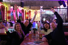 Beste-Idee-fuer-deine-Party-Location-in-Berlin-fuer-Gruppen-Knutschfleck-Bar-Variete-Erlebnisrestaurant-am-Alexanderplatz-unterm-Fernsehturm-2026