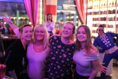 Beste-Idee-fuer-deine-ultimative-Girlsnight-Dinner-Show-Bar-in-Berlin-Knutschfleck-Variete-Erlebnisrestaurant-Super-Club-am-Alexanderplatz-Fernsehturm-fuer-Gruppen-2