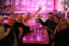 Beste-Idee-fuer-deine-ultimative-Girlsnight-Dinner-Show-Bar-in-Berlin-Knutschfleck-Variete-Erlebnisrestaurant-Super-Club-am-Alexanderplatz-Fernsehturm-fuer-Gruppen
