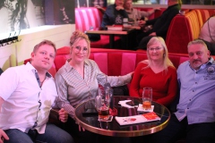 Beste-Idee-fuer-deinen-Geburtstag-Dinner-Show-Bar-in-Berlin-fuer-Gruppen-Knutschfleck-Variete-Erlebnisrestaurant-Super-Club-am-Alexanderplatz-unterm-Fernsehturm-fuer-Gruppen