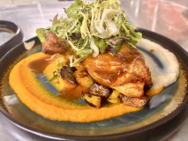 Drei-Gaenge-Menue-Chicken-Knutschfleck-Eventlocation-Variete-Dinner-Show-und-Party-Bar-Erlebnis-Restaurant-Super-Club-Berlin-im-Fernsehturm-Alexanderplatz-1