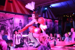 angesagte-Erlebnis-Variete-Dinner-Show-Restaurant-Eventlocation-Bar-fuer-Gruppen-Knutschfleck-Berlin-direkt-Fernsehturm-Alexanderplatz-2026