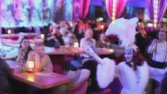 Beste-Dinner-Show-Bar-in-Berlin-Knutschfleck-Variete-Erlebnisrestaurant-Super-Club-am-Alexanderplatz-Fernsehturm-fuer-Gruppen