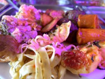 Fruehstuecks-Idee-Brunch-Berlin-Knutschfleck-Dinner-Show-Erlebnis-Restaurant-Variete-und-Super-Club-im-Fernsehturm-Berlin-Alexanderplatz