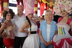 bester-Familien-Brunch-Berlin-Knutschfleck-Dinner-Show-Erlebnis-Restaurant-Variete-und-Super-Club-im-Fernsehturm-Berlin-Alexanderplatz