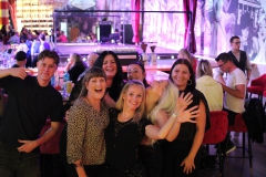 Beste-Idee-fuer-dein-Firmenfeier-zu-Weihnachten-Dinner-Show-Bar-in-Berlin-Knutschfleck-Variete-Erlebnisrestaurant-Super-Club-am-Alexanderplatz-Fernsehturm-fuer-Gruppen
