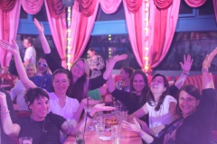 Beste-Idee-fuer-dein-Teamevent-Dinner-Show-Bar-in-Berlin-Knutschfleck-Variete-Erlebnisrestaurant-Super-Club-am-Alexanderplatz-Fernsehturm-fuer-Gruppen
