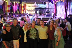 Beste-Idee-fuer-dein-Weihnachtsfeier-Dinner-Show-Bar-in-Berlin-Knutschfleck-Variete-Erlebnisrestaurant-Super-Club-am-Alexanderplatz-Fernsehturm-fuer-Gruppen