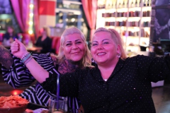 Beste-Idee-fuer-deine-Party-Location-in-Berlin-fuer-Gruppen-Knutschfleck-Bar-Variete-Erlebnisrestaurant-am-Alexanderplatz-unterm-Fernsehturm-2026