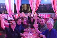 Beste-Idee-fuer-deine-ultimative-Girlsnight-Dinner-Show-Bar-in-Berlin-Knutschfleck-Variete-Erlebnisrestaurant-Super-Club-am-Alexanderplatz-Fernsehturm-fuer-Gruppen