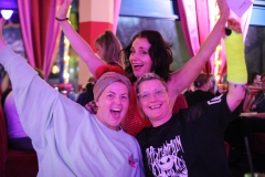 Beste-Idee-fuer-deine-ultimative-weihnachtsfeier-Dinner-Show-Bar-in-Berlin-Knutschfleck-Variete-Erlebnisrestaurant-Super-Club-am-Alexanderplatz-Fernsehturm-fuer-Gruppen