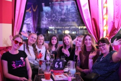 Beste-Idee-fuer-deinen-Abend-in-Berlin-Dinner-Show-Bar-fuer-Gruppen-Knutschfleck-Variete-Erlebnisrestaurant-Super-Club-am-Alexanderplatz-unterm-Fernsehturm-fuer-Gruppen