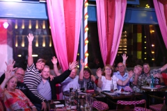 Beste-Idee-fuer-deinen-ultimative-Weihnachtsfeier-Dinner-Show-Bar-in-Berlin-Knutschfleck-Variete-Erlebnisrestaurant-Super-Club-am-Alexanderplatz-Fernsehturm-fuer-Gruppen