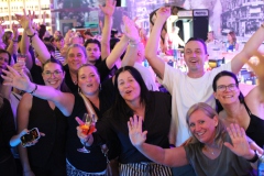 Beste-Idee-fuer-deinen-ultimativen-Event-Abend-Dinner-Show-Bar-in-Berlin-Knutschfleck-Variete-Erlebnisrestaurant-Super-Club-am-Alexanderplatz-Fernsehturm-fuer-Gruppen