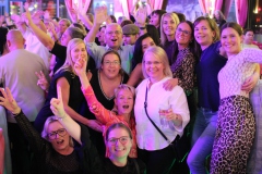 Beste-Top-Idee-fuer-deinen-Junggesellenabschied-Dinner-Show-Bar-in-Berlin-Knutschfleck-Variete-Erlebnisrestaurant-Super-Club-am-Alexanderplatz-unterm-Fernsehturm-fuer-Gruppen