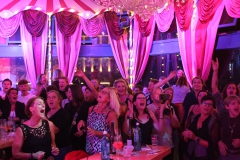 Idee-fuer-Eventlocation-mieten-in-Berlin-Dinner-Show-Bar-in-Berlin-Knutschfleck-Variete-Erlebnisrestaurant-Super-Club-am-Alexanderplatz-Fernsehturm-fuer-Gruppen-2