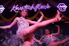 Idee-fuer-deinen-Maedelsabend-in-Berlin-Party-Bar-und-Erlebnisrestaurant-Knutschfleck-am-Alexanderplatz