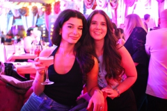 Junggesellenabschied-Idee-Berlin-Knutschfleck-Show-Bar-und-Erlebnisrestaurant-Alexanderplatz