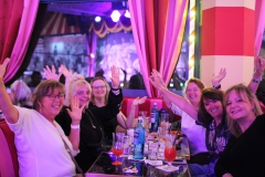 angesagte-Weihnachtsfeier-Idee-Erlebnis-Variete-Dinner-Show-Restaurant-Eventlocation-Bar-fuer-Gruppen-Knutschfleck-Berlin-direkt-Fernsehturm-Alexanderplatz-2026