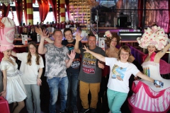 Junggesellenabschied-Brunch-Idee-Berlin-Knutschfleck-Dinner-Show-Erlebnis-Restaurant-Variete-und-Super-Club-im-Fernsehturm-Berlin-Alexanderplatz