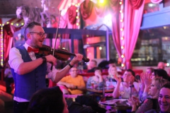 beste-Eventlocation-Berlin-Knutschfleck-Show-Theater-Variete-Bar-Erlebnisrestaurant-im-Fernsehturm-am-Alexanderplatz-10