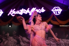Beste-Idee-fuer-dein-Teamevent-Dinner-Show-Bar-in-Berlin-Knutschfleck-Variete-Erlebnisrestaurant-Super-Club-am-Alexanderplatz-Fernsehturm-fuer-Gruppen