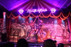 Beste-Idee-fuer-dein-Weihnachts-Event-Dinner-Show-Bar-in-Berlin-Knutschfleck-Variete-Erlebnisrestaurant-Super-Club-am-Alexanderplatz-Fernsehturm-fuer-Gruppen
