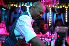 Beste-Idee-fuer-deine-ultimative-Girlsnight-Dinner-Show-Bar-in-Berlin-Knutschfleck-Variete-Erlebnisrestaurant-Super-Club-am-Alexanderplatz-Fernsehturm-fuer-Gruppen-2