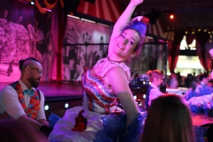 Idee-fuer-Eventlocation-mieten-in-Berlin-Dinner-Show-Bar-in-Berlin-Knutschfleck-Variete-Erlebnisrestaurant-Super-Club-am-Alexanderplatz-Fernsehturm-fuer-Gruppen