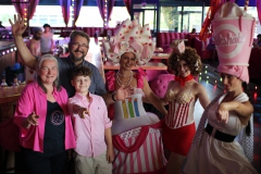 Geheimtip-Familien-Brunch-in-Berlin-Knutschfleck-Dinner-Show-Erlebnis-Restaurant-Variete-und-Super-Club-im-Fernsehturm-Berlin-Alexanderplatz