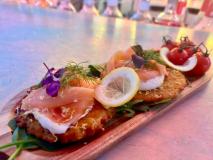 Big-Crispy-Kartoffelpuffer-Knutschfleck-Eventlocation-Variete-Dinner-Show-und-Party-Bar-Erlebnis-Restaurant-Super-Club-Berlin-im-Fernsehturm-Alexanderplatz